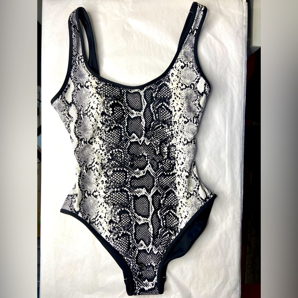 Vince Camino Reversible One piece Black/ Cream Snake Print Size 6